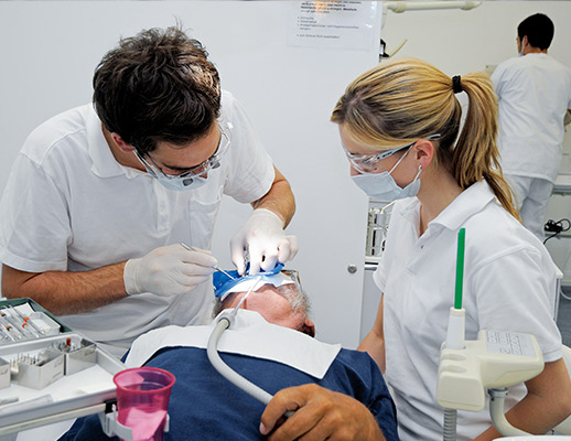 Zahnarzt behandelt Patient